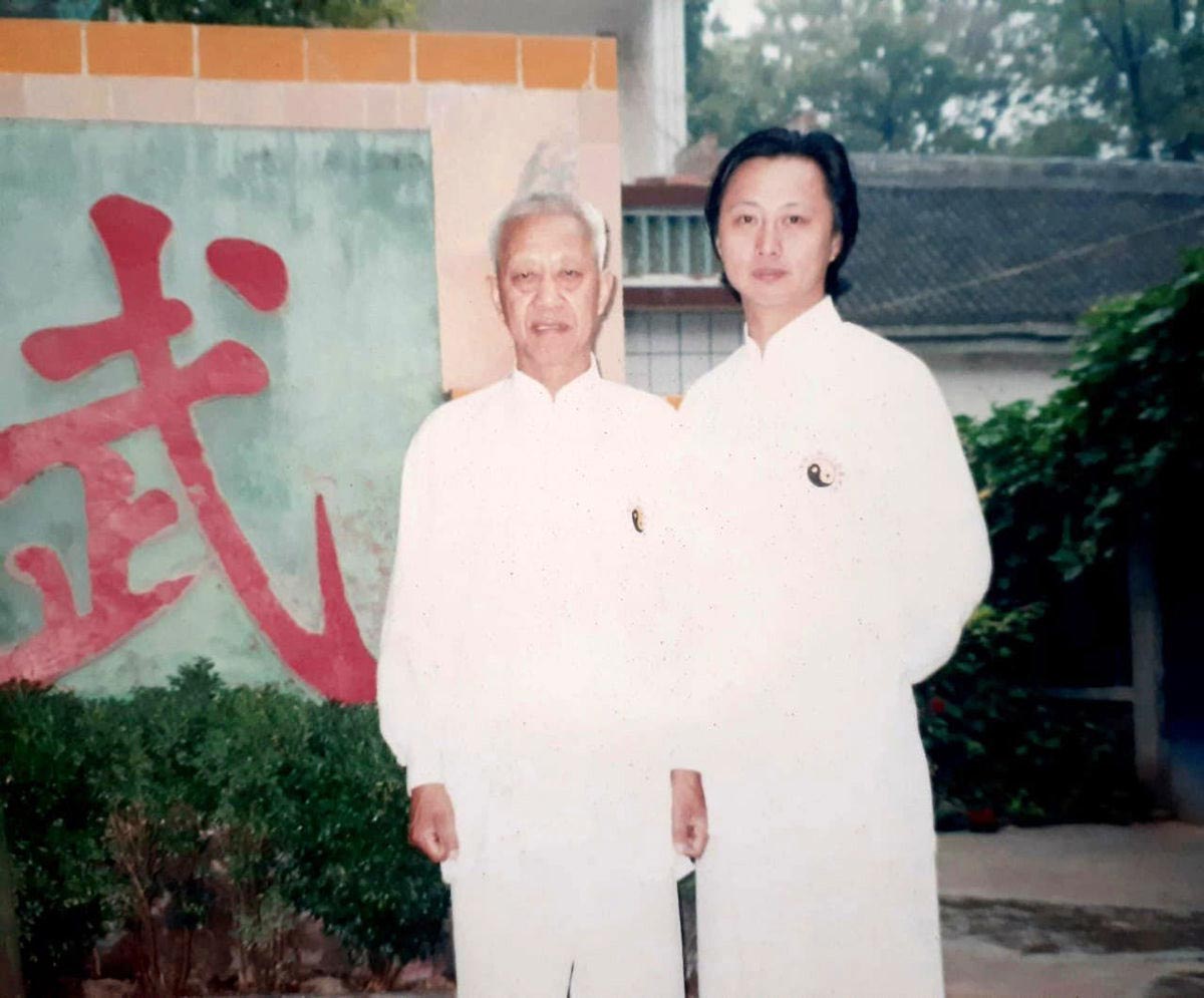 M. de Maestros Chen Qing Zhou familia Chen. G. Maestro Liu Ming discípulo generación 22 del Linaje.